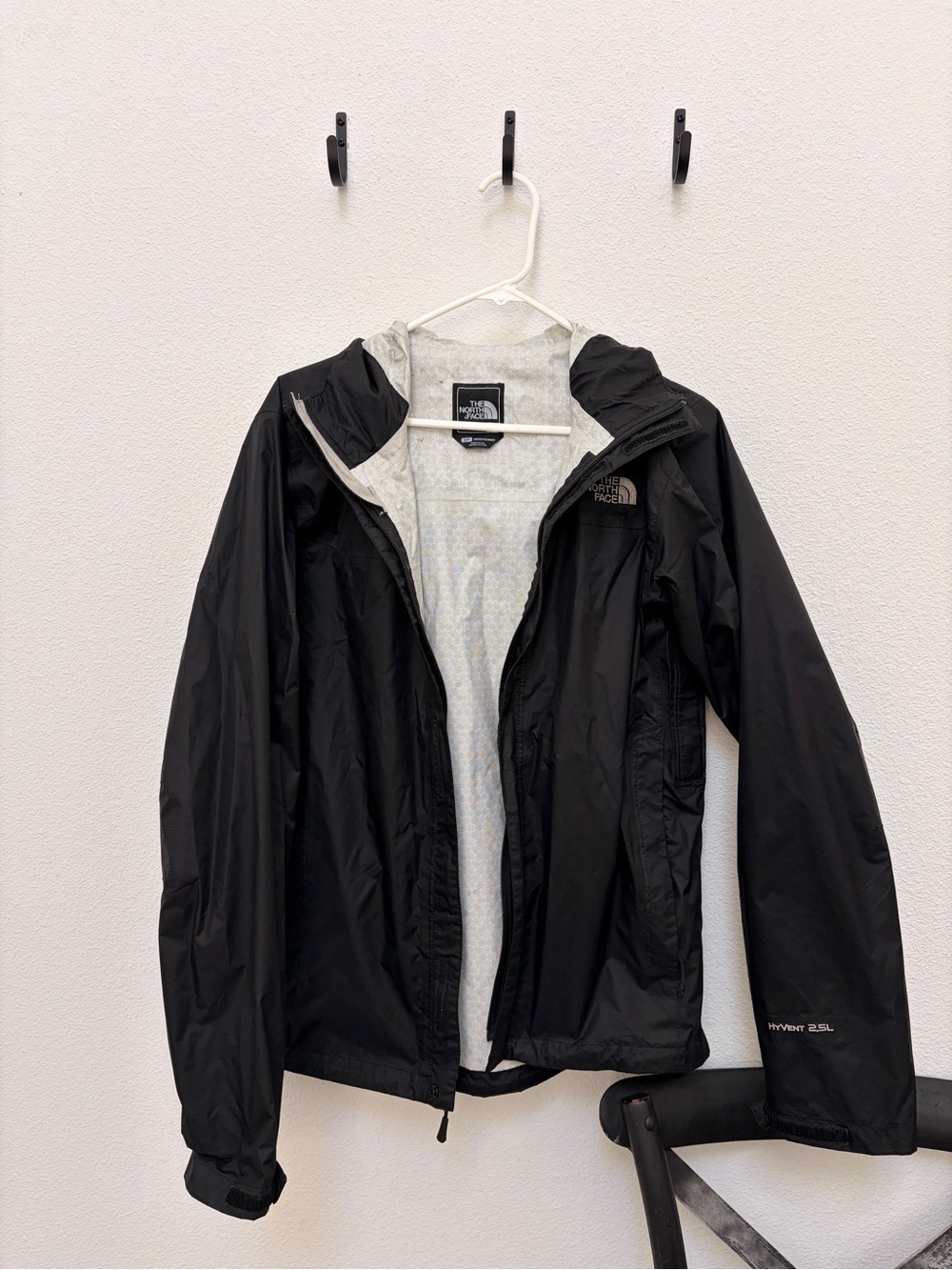 The North Face Mens Jacket HyVent 2.5L Hooded Waterproof Black S